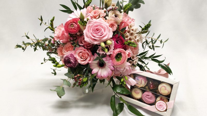 Kukkakimppu ja suklaarasia_2026